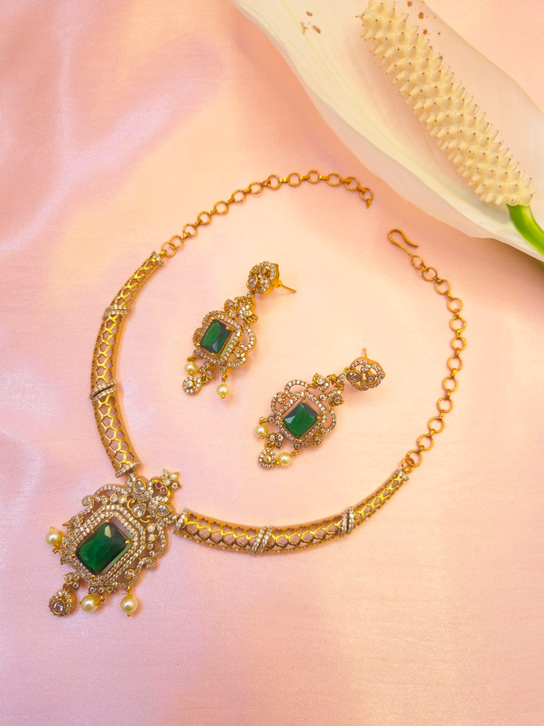 Emerald Ratna Hasli Necklace Set