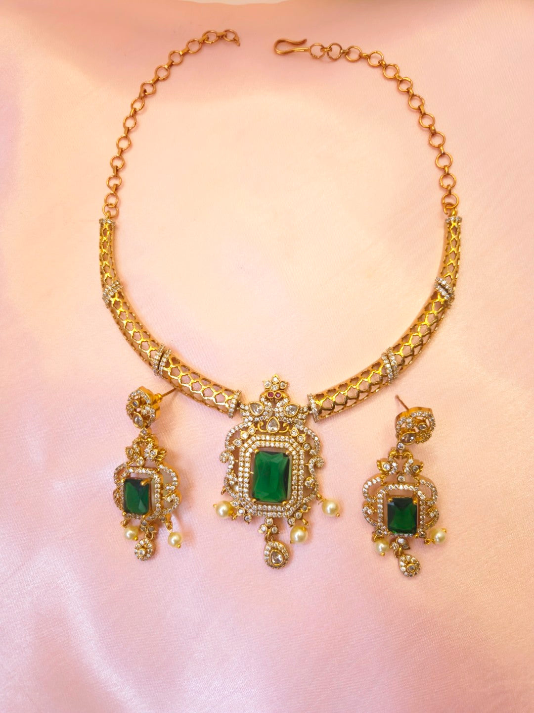 Emerald Ratna Hasli Necklace Set