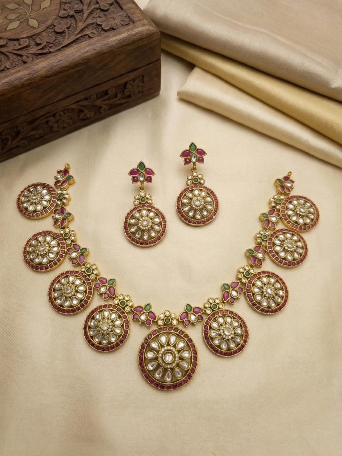 Antique Gold Kemp Stone Floral Bottu Necklace Set with Earrings