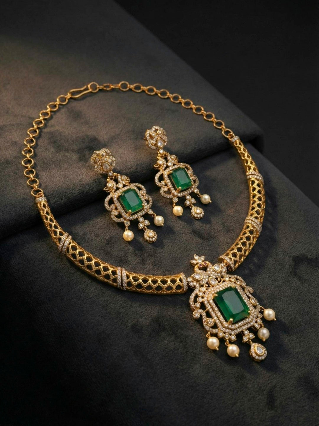 Emerald Ratna Hasli Necklace Set