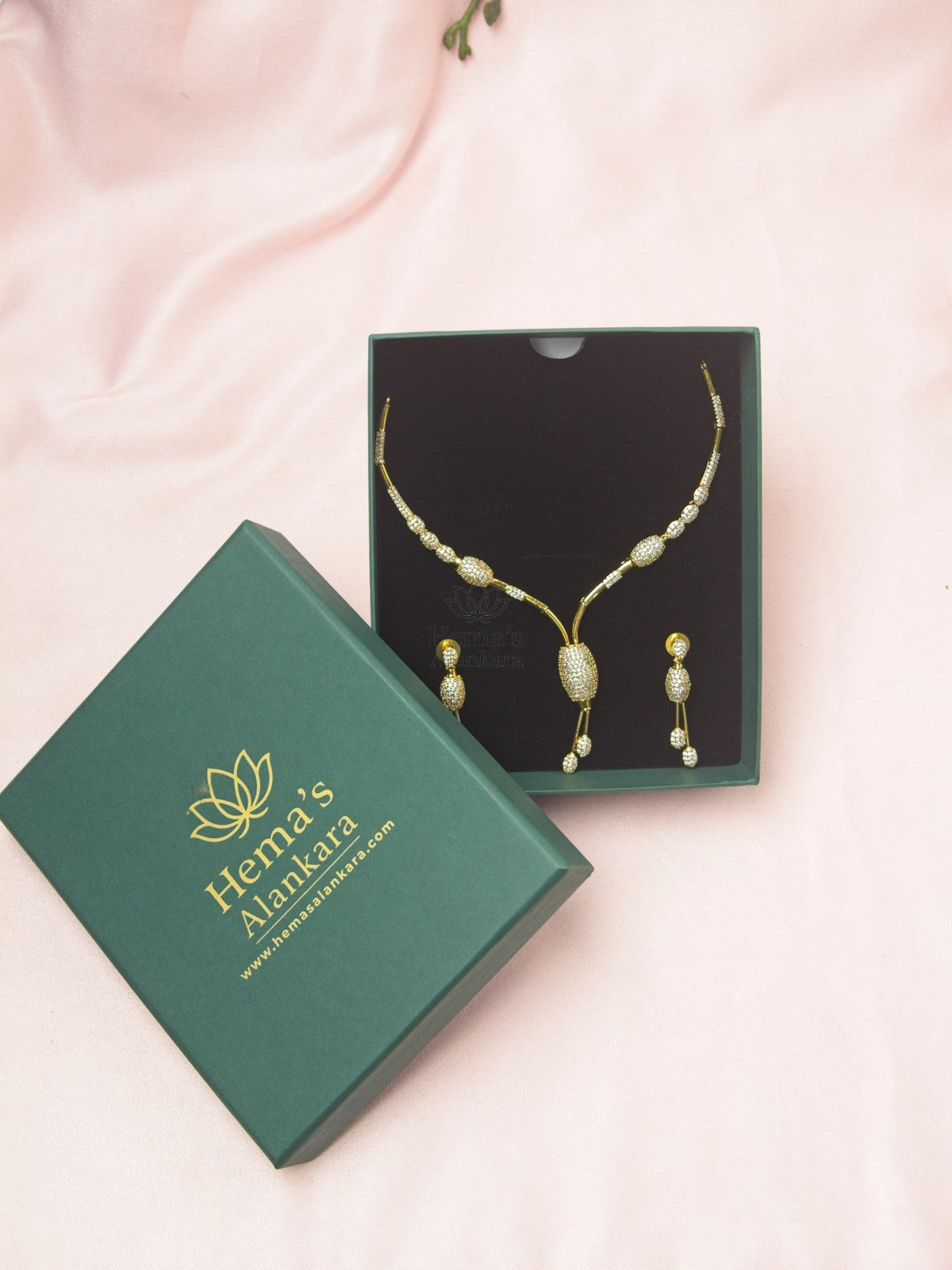 Elegant White Cascade Zircon Necklace Set with Drop Earrings