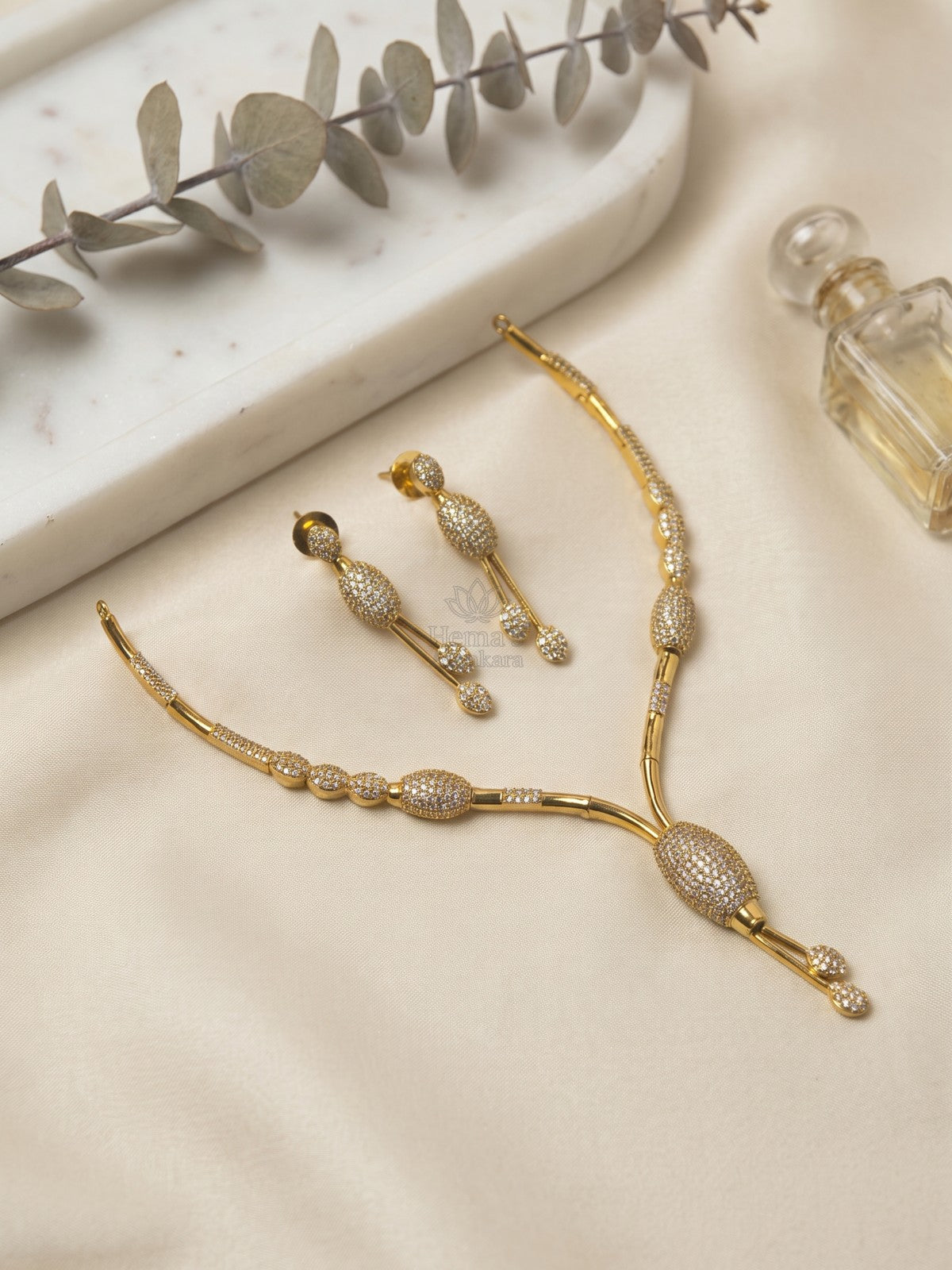 Elegant White Cascade Zircon Necklace Set with Drop Earrings
