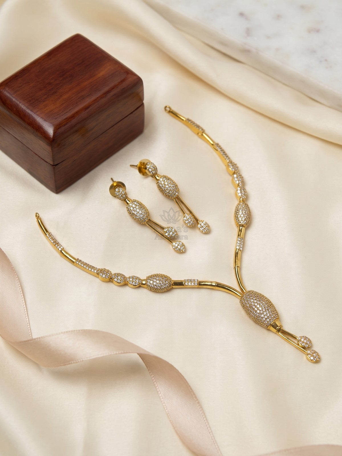Elegant White Cascade Zircon Necklace Set with Drop Earrings