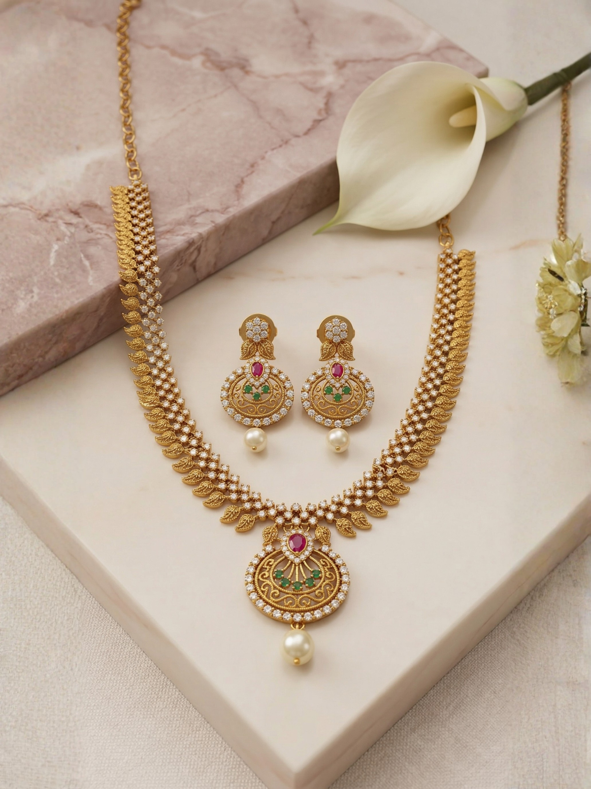 Shweta Ratna Temple Necklace Set