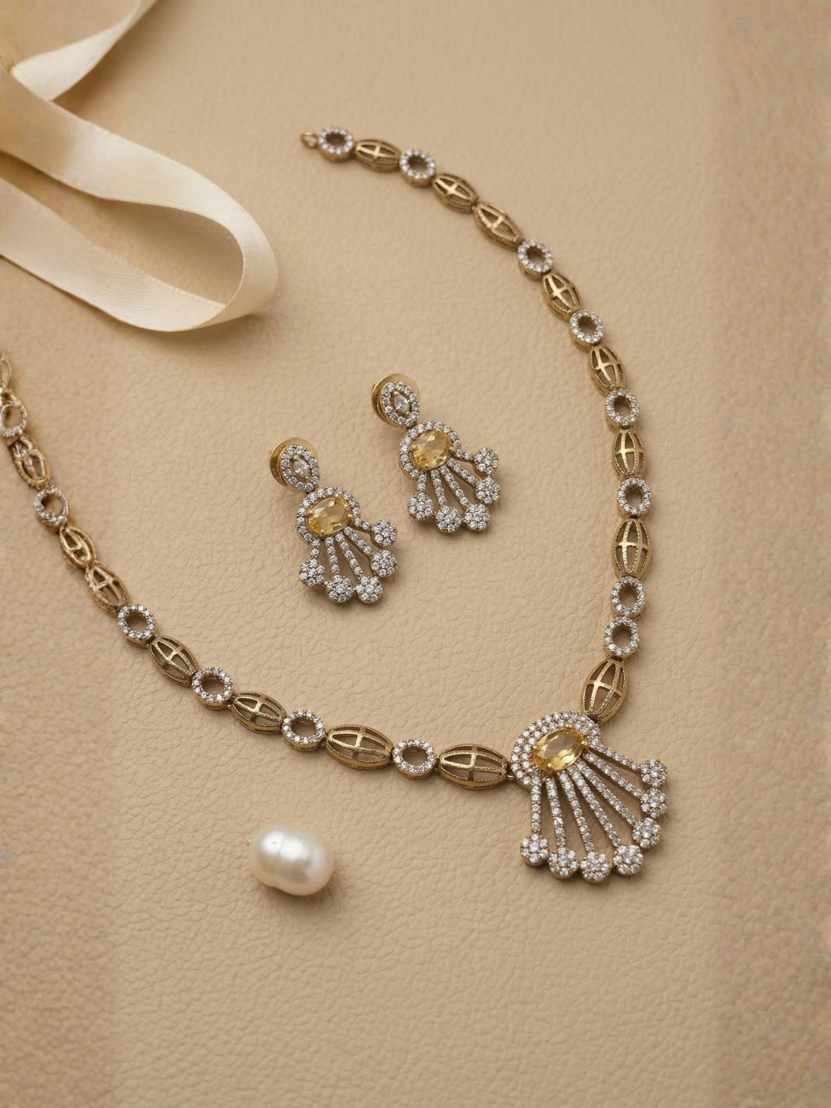 Golden Radiance Necklace Set with Earrings