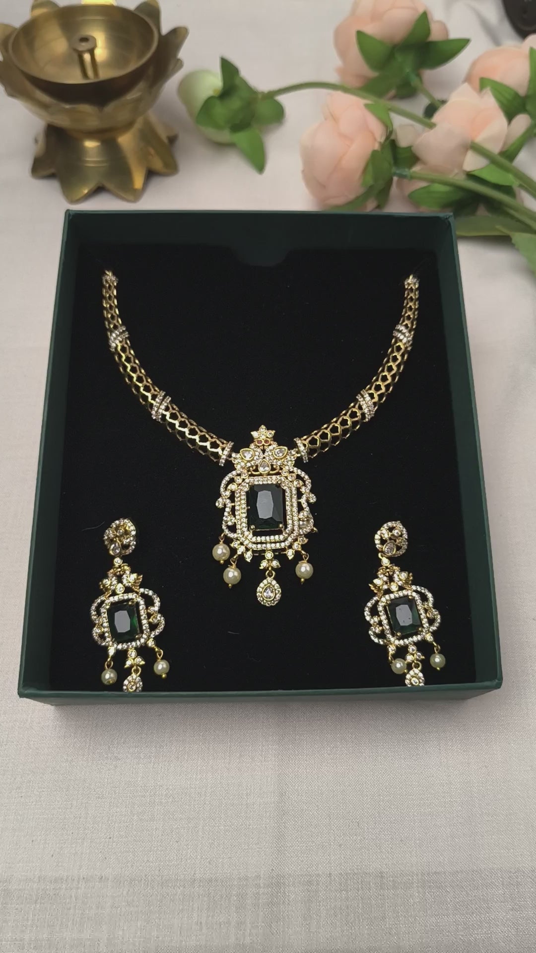 Emerald Ratna Hasli Necklace Set
